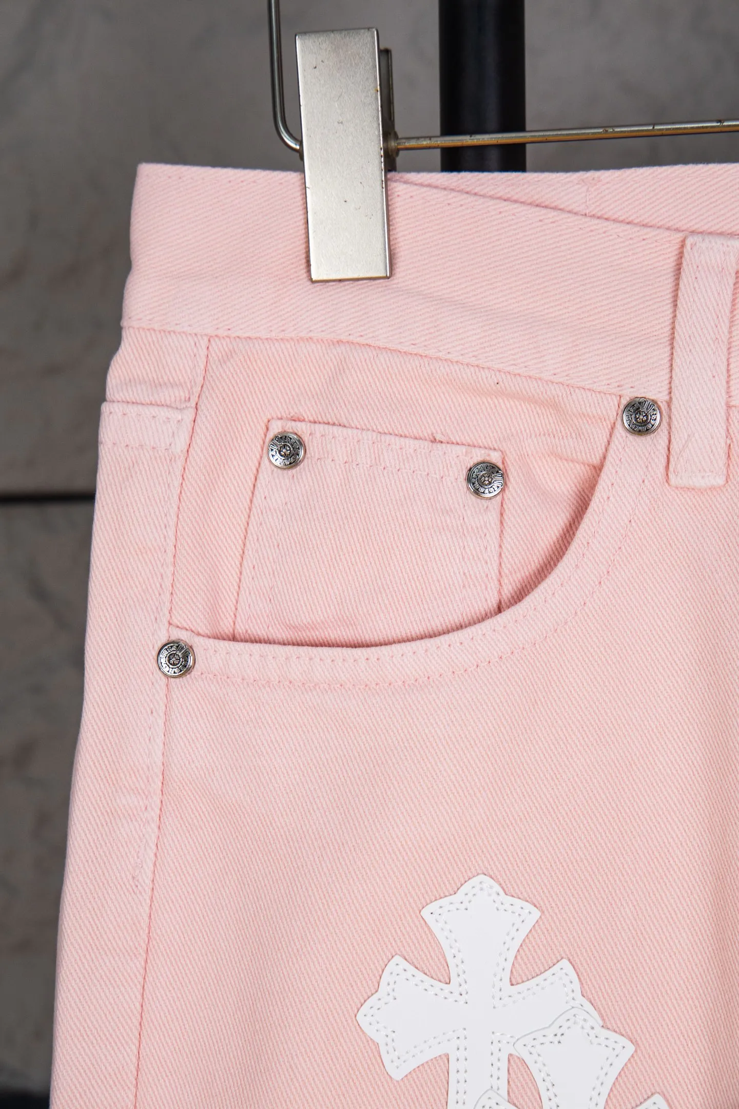 P270 Top version CH Chromehearts 2025 new limited edition white cross patchwork leather couple style washed loose pink jeans 💜 Top ceiling quality Styles with different washed textures, very friendly to people with thin legs and thick legs, straight and loose version very flattering leg shape Timeless moderate length, easy to match with casual, basic styling for various styles, a must-have in the wardrobe! The fabric is stiff but also makes the upper body soft without losing texture. The washing process is even more perfect. It is a must-have item for everyone! ! ! Washed wheat, hang tag, pants label, complete with three labels, color: pink, size: 28, 30, 32, 34